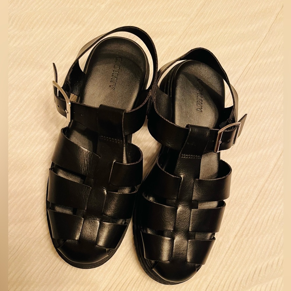 Old Navy Black chunky fisherman style Sandals